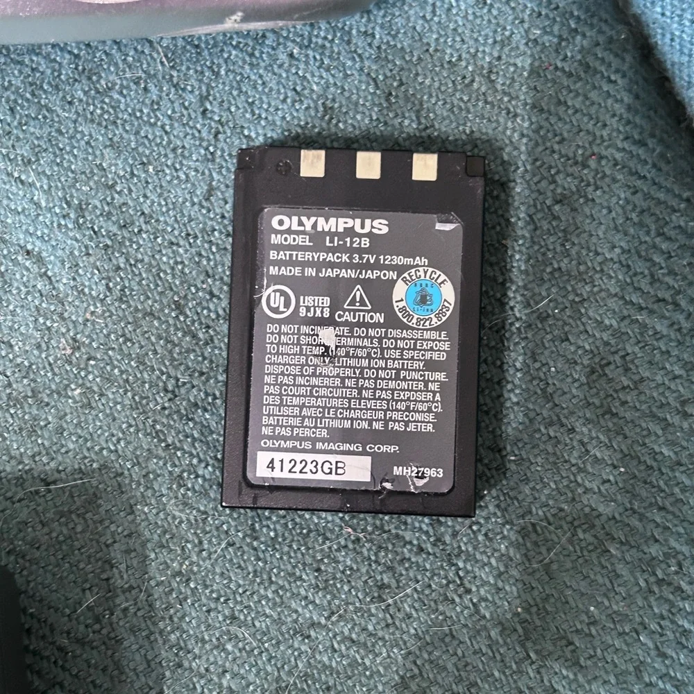 Olympus‎ stylus 500 digital camera silver w/battery and charger, not working